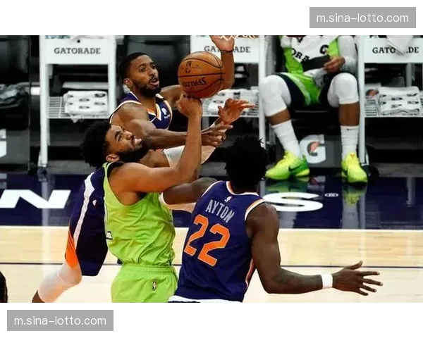 骑士防守效率近10场跃居榜首 莫布利阿伦双塔构筑禁区屏障 骑士防守效率近10场跃居榜首 莫布利阿伦双塔构筑禁区屏障