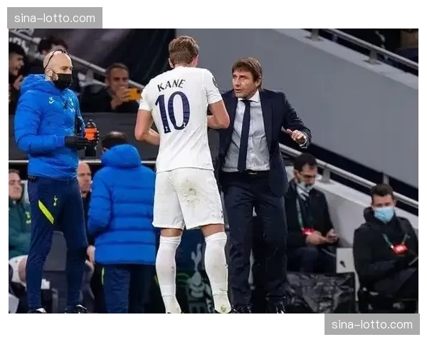 维拉冲击欧战席位受双线影响 冬窗补强深度应对密集赛程